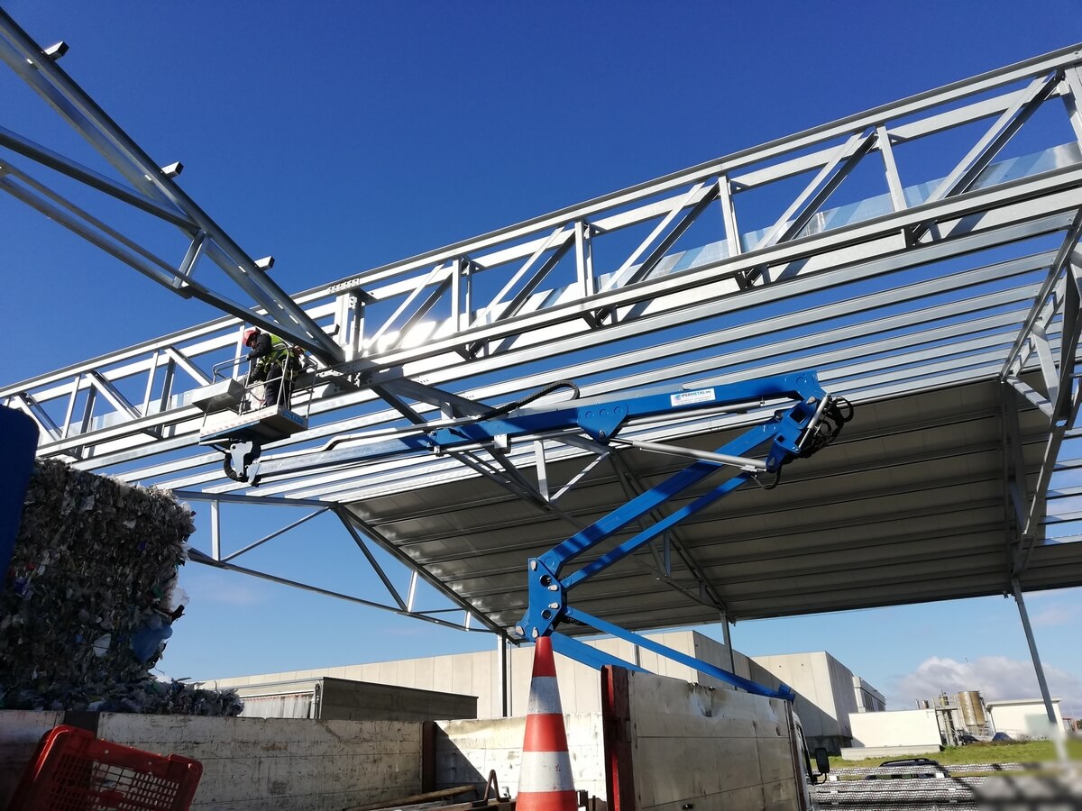 Componenti metallici realizzati con tecniche di carpenteria industriale.