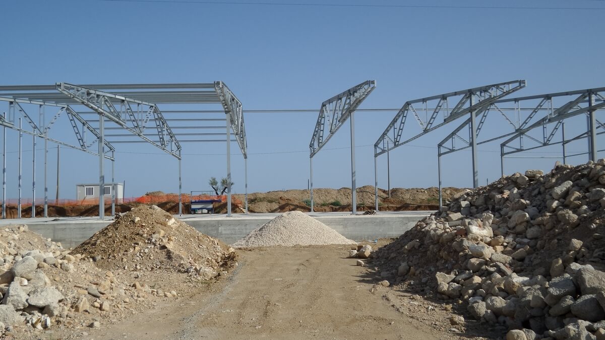 Componenti metallici realizzati con tecniche di carpenteria industriale.