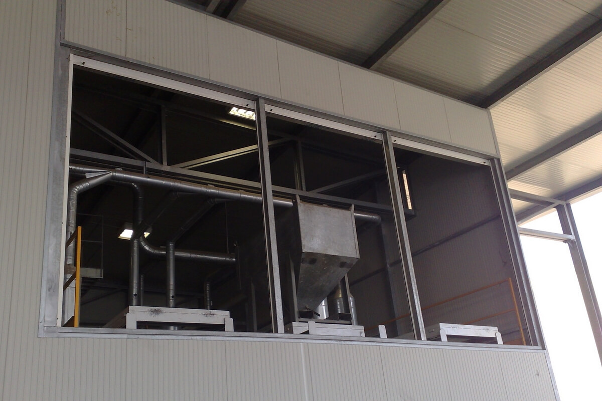 Componenti metallici realizzati con tecniche di carpenteria industriale.