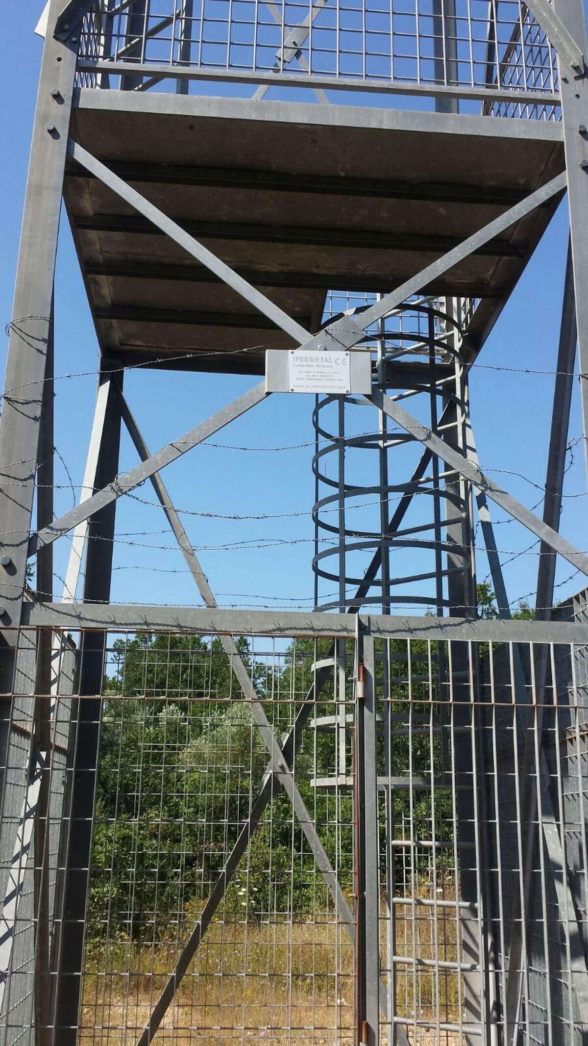 Scala metallica di sicurezza con struttura in acciaio.